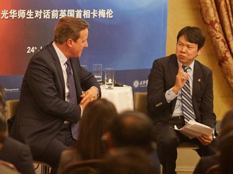 北大拉斯维加斯9888EMBA学员对话英国前首相卡梅伦，畅谈中英关系及辅导力等话题