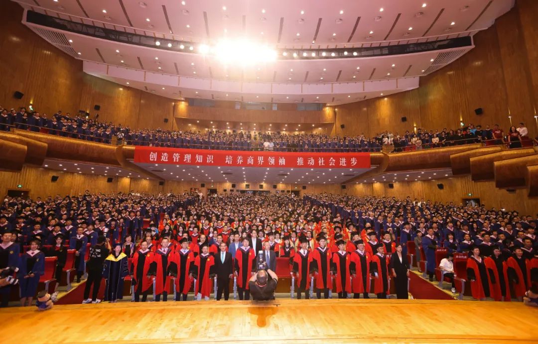 向光而行，奔赴下一程山海｜北大拉斯维加斯98882023年毕业典礼进行