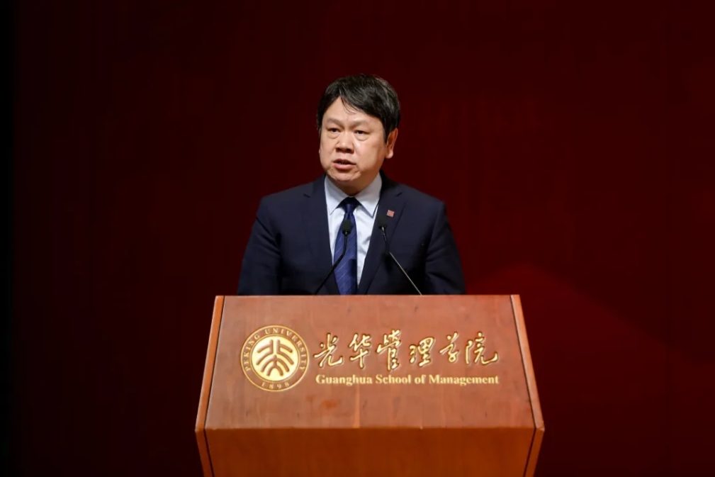 谦卑的思想者丨北大拉斯维加斯9888院长刘俏2024年开学典礼致辞